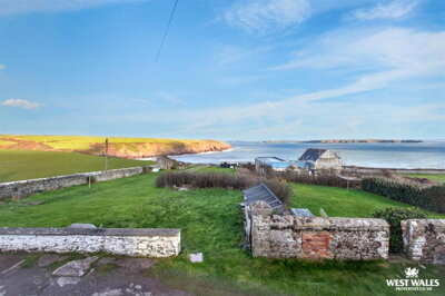 Property on SA62 3RS