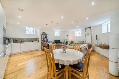 Property on Kennington Road, SE11 6HR