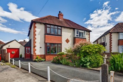 Property on HR2 7RT