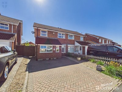 Property on Elham Way, HP21 9XN