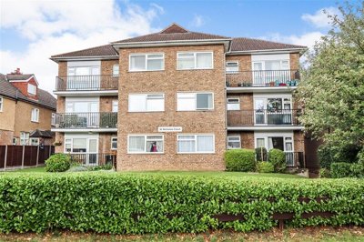 Property on Bloomfield Road, AL5 4DF
