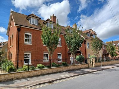 Property on OX12 8GE