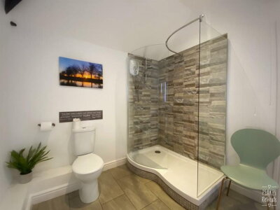 Property on Hanbury Road, DE13 9QT