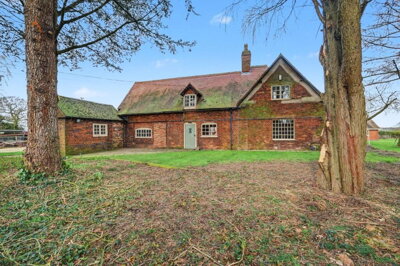 Property on Nuneaton Road, CV10 0QU