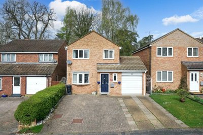 Property on Hunting Gate, HP2 6NX
