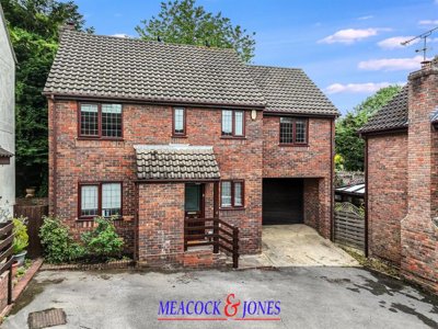 Property on Burntwood, CM14 4FJ