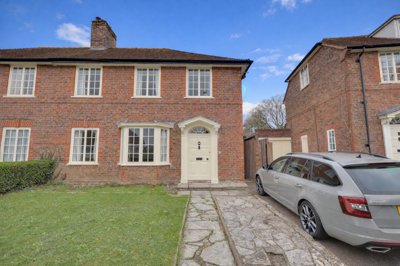 Property on Stoneham Lane, SO16 2NU