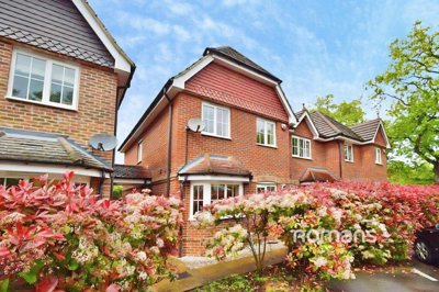 Property on Kings Glade, GU46 7UT