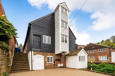 Property on GU7 1EY