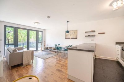Property on Friern Barnet Road, N11 1PT