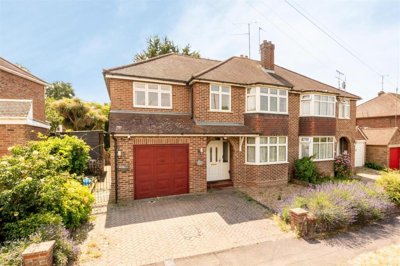 Property on London Road, RG6 1AR