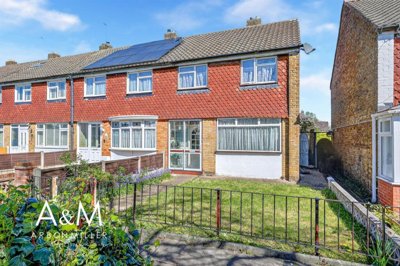 Property on Wyfields, IG5 0XJ