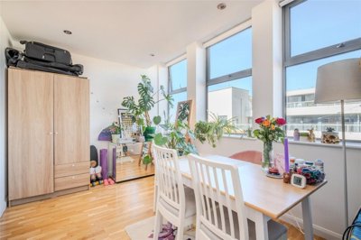 Property on Streatham High Road, SW16 1DG