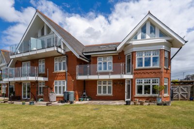 Property on EX8 3AS