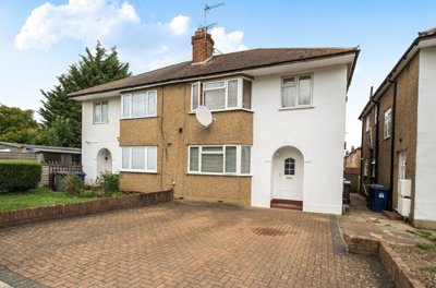 Property on Connaught Road, EN5 2PZ