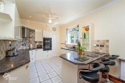 Property on Oxcliffe Grove, LA3 2AY