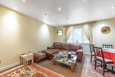 Property on Greenside Close, N20 0PA