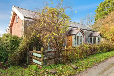 Property on Heol Smyrna, SA33 5BJ