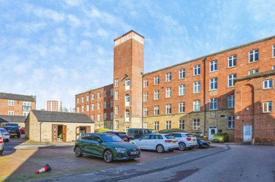 Property on Eyres Mill Side, LS12 3DH