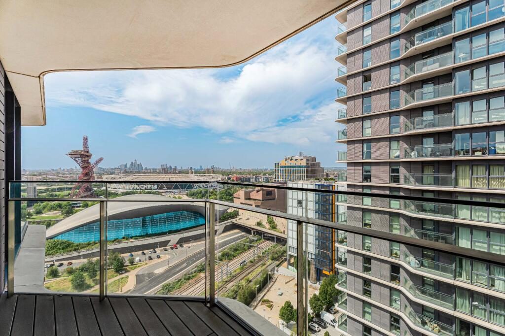Glasshouse Gardens, 
Canary Wharf, E20