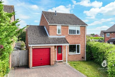 Property on Hawkedon Way, RG6 3AP