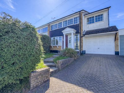 Property on Hawthorne Gardens, SS5 4SW