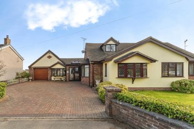 Property on Mold Road, CH7 2NU