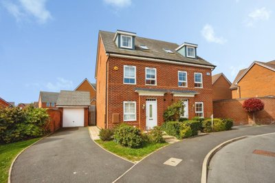 Property on Wellingtonia Crescent, NG12 4GU