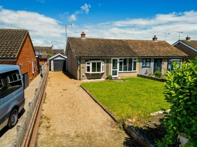 Property on Wellington Street, OX9 3BW