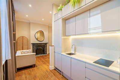 Property on Craven Road, RG14 5AE