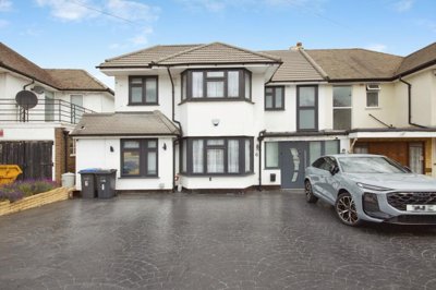 Property on Lakenheath, N14 4RN