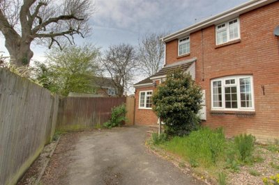 Property on Fields End, HP23 5ER