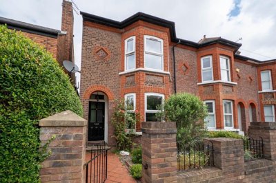 Property on St Peters Road, LU5 4HY