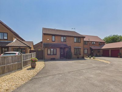 Property on Lidstone Close, RG6 4JZ