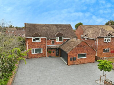 Property on Queens Close, CV33 9JJ