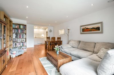 Property on Lincoln Plaza, E14 9BL
