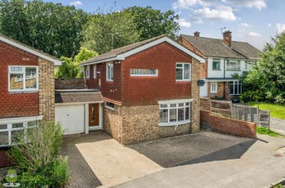 Property on Pleasant Hill, RG26 4LS