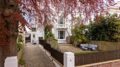 Property on Oakfield Road, BS8 2AJ