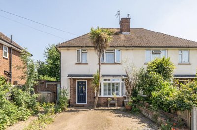 Property on Harris Road, WD25 0AZ
