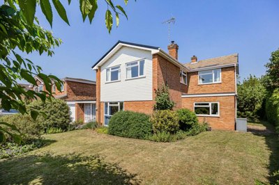 Property on Nash Close, RG6 5SL