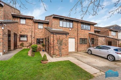 Property on Radcliffe Road, N21 2SD