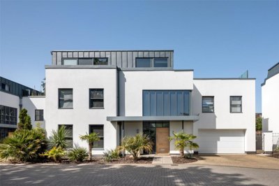 Property on EX2 4PT