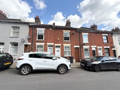 Property on Hampton Road, LU4 8AR