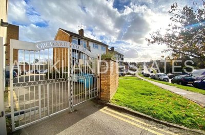 Property on Mimms Hall Road, EN6 3DW