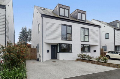 Property on Green Lane, GU19 5FQ