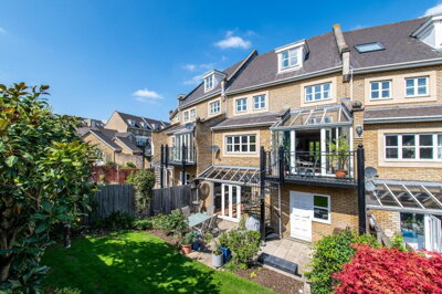 Property on Kingfisher Drive, DA9 9RT