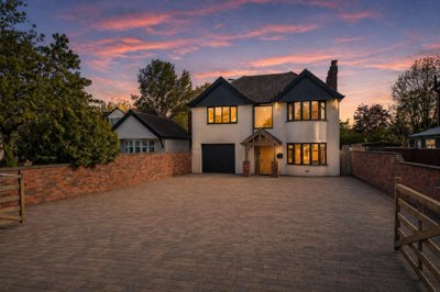 Property on Watling Street, B78 3ND
