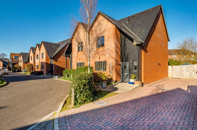 Property on Station Drive, SO21 3FS