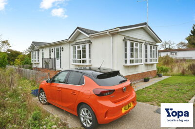 Property on Hooks Cross, SG14 3RX