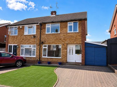 Property on Kemp Close, CV34 4QJ